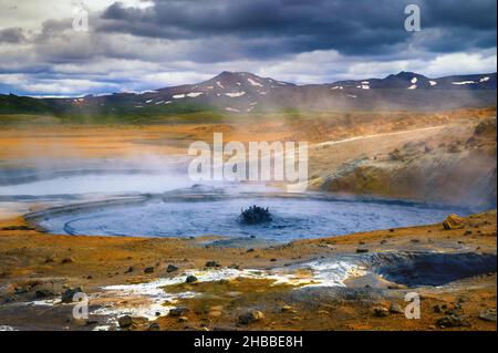 Dampfender und sprudelnder Schlammpool im Geothermiegebiet Hverir in Island Stockfoto