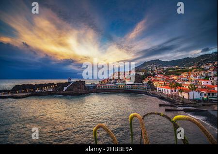 Sonnenuntergang über dem Hafen von Camara de Lobos auf den Madeira-Inseln, Portugal Stockfoto