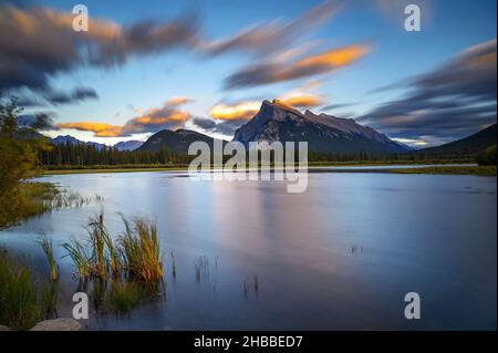 Sonnenuntergang über dem Vermilion Lake im Banff National Park, Alberta, Kanada Stockfoto