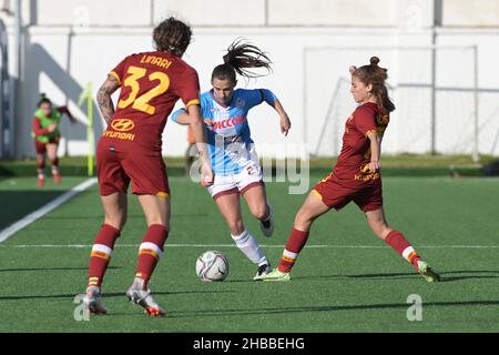 Pomigliano, Italien. 18th Dez 2021. Livia Michelle Cappareli (27) Pomigliano Calcio Femminile kontrolliert den Ball während des italienischen Fußballspiels Coppa Italia Women 2021/2022 zwischen Pomigliano Femminile und Roma Femminile am 18. Dezember 2021 im Stadion Ugo Gobbato in Pomigliano Italien.Quelle: Independent Photo Agency/Alamy Live News Stockfoto
