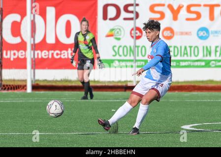 Pomigliano, Italien. 18th Dez 2021. Giorgia Tudisco (23) Pomigliano Calcio Femminile kontrolliere den Ball während des italienischen Fußballspiels Coppa Italia Women 2021/2022 zwischen Pomigliano Femminile und Roma Femminile am 18. Dezember 2021 im Stadion Ugo Gobbato in Pomigliano Italien Credit: Independent Photo Agency/Alamy Live News Stockfoto