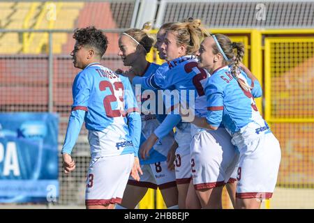 Pomigliano, Italien. 18th Dez 2021. Pomigliano Calcio Femminile feiert nach einem Tor beim italienischen Fußballspiel Coppa Italia Women 2021/2022 zwischen Pomigliano Femminile und Roma Femminile am 18. Dezember 2021 im Stadion Ugo Gobbato in Pomigliano Italien Kredit: Unabhängige Fotoagentur/Alamy Live News Stockfoto