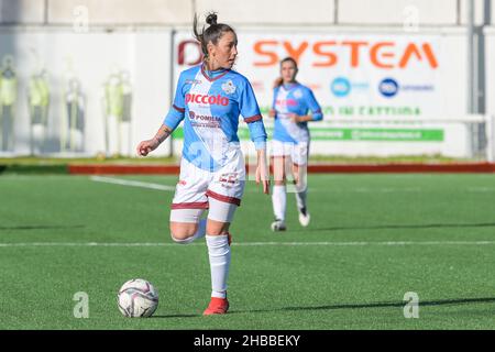 Pomigliano, Italien. 18th Dez 2021. Giusy Moraca (22) Pomigliano Calcio Femminile kontrolliere den Ball während des italienischen Fußballspiels Coppa Italia Women 2021/2022 zwischen Pomigliano Femminile und Roma Femminile am 18. Dezember 2021 im Stadion Ugo Gobbato in Pomigliano Italien Credit: Independent Photo Agency/Alamy Live News Stockfoto