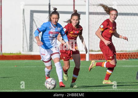 Pomigliano, Italien. 18th Dez 2021. Giusy Moraca (22) Pomigliano Calcio Femminile kontrolliere den Ball während des italienischen Fußballspiels Coppa Italia Women 2021/2022 zwischen Pomigliano Femminile und Roma Femminile am 18. Dezember 2021 im Stadion Ugo Gobbato in Pomigliano Italien Credit: Independent Photo Agency/Alamy Live News Stockfoto