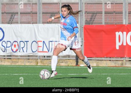 Livia Michelle Cappareli (27) Pomigliano Calcio Femminile kontrolliere den Ball während des italienischen Fußballspiels Coppa Italia Women 2021/2022 zwischen Pomigliano Femminile und Roma Femminile am 18. Dezember 2021 im Stadion Ugo Gobbato in Pomigliano Italien Stockfoto