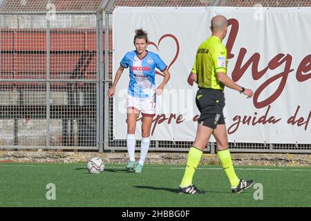 Pomigliano, Italien. 18th Dez 2021. Danielle Cox (73) Pomigliano Calcio Femminile kontrolliere den Ball während des italienischen Fußballspiels Coppa Italia Women 2021/2022 zwischen Pomigliano Femminile und Roma Femminile am 18. Dezember 2021 im Stadion Ugo Gobbato in Pomigliano Italien Credit: Independent Photo Agency/Alamy Live News Stockfoto