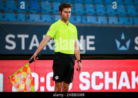 EINDHOVEN, NIEDERLANDE - 18. DEZEMBER: Assistenzschiedsrichter Luc de Koning während des holländischen Keuken Kampioen Divisie-Spiels zwischen dem FC Eindhoven und Roda JC im Jan Louwers Stadion am 18. Dezember 2021 in Eindhoven, Niederlande (Foto: Perry vd Leuvert/Orange Picics) Credit: Orange Pics BV/Alamy Live News Stockfoto