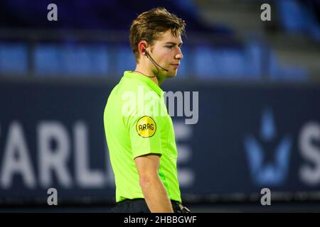 EINDHOVEN, NIEDERLANDE - 18. DEZEMBER: Assistenzschiedsrichter Luc de Koning während des holländischen Keuken Kampioen Divisie-Spiels zwischen dem FC Eindhoven und Roda JC im Jan Louwers Stadion am 18. Dezember 2021 in Eindhoven, Niederlande (Foto: Perry vd Leuvert/Orange Picics) Credit: Orange Pics BV/Alamy Live News Stockfoto