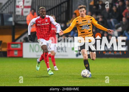 Cambridge, Großbritannien. 18th Dez 2021. Sam Smith (10 Cambridge United) kontrolliert den Ball während des Spiels der Sky Bet League 1 zwischen Cambridge United und Rotherham United am 18. Dezember 2021 im R Costings Abbey Stadium, Cambridge, England. Foto von Kevin Hodgson / Prime Media Images. Quelle: Prime Media Images/Alamy Live News Stockfoto