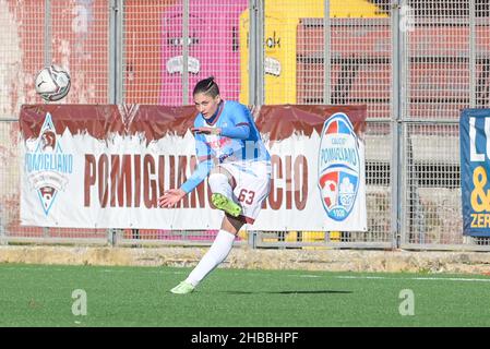 Pomigliano, Italien. 18th Dez 2021. 6Marta Rocco (63) Pomigliano Calcio Femminile kontrolliere den Ball während des italienischen Fußballspiels Coppa Italia Women 2021/2022 zwischen Pomigliano Femminile und Roma Femminile am 18. Dezember 2021 im Stadion Ugo Gobbato in Pomigliano Italien Credit: Independent Photo Agency/Alamy Live News Stockfoto