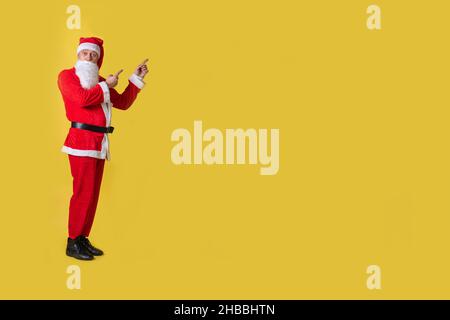 weihnachtsmann gelb groß, Tradition Hintergrund Winter im Alter, Menschen. Hat bärtig kaukasisch, Time Ruks an den Top-Shows Stockfoto
