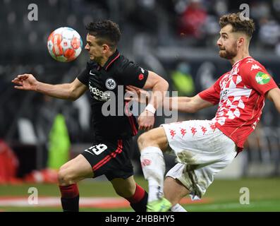 Frankfurt, Deutschland. 18th Dez 2021. 18. Dezember 2021, Hessen, Frankfurt/Main: Fußball: Bundesliga, Eintracht Frankfurt - 1. FSV Mainz 05, Matchday 17 im Deutsche Bank Park. Der Frankfurter Rafael Santos Borré (l.) und der Mainzer Alexander Hack kämpfen um den Ball. Foto: Arne Dedert/dpa - WICHTIGER HINWEIS: Gemäß den Bestimmungen der DFL Deutsche Fußball Liga und/oder des DFB Deutscher Fußball-Bund ist es untersagt, im Stadion und/oder vom Spiel aufgenommene Fotos in Form von Sequenzbildern und/oder videoähnlichen Fotoserien zu verwenden oder zu verwenden. Quelle: dpa picture Alliance/Alamy Live Stockfoto