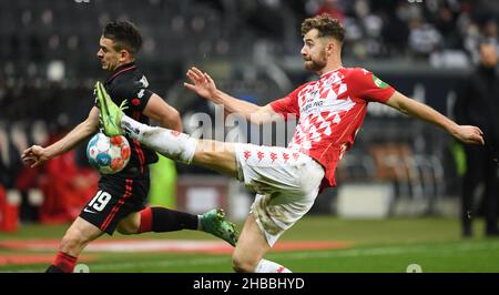 Frankfurt, Deutschland. 18th Dez 2021. 18. Dezember 2021, Hessen, Frankfurt/Main: Fußball: Bundesliga, Eintracht Frankfurt - 1. FSV Mainz 05, Matchday 17 im Deutsche Bank Park. Der Frankfurter Rafael Santos Borré (l.) und der Mainzer Alexander Hack kämpfen um den Ball. Foto: Arne Dedert/dpa - WICHTIGER HINWEIS: Gemäß den Bestimmungen der DFL Deutsche Fußball Liga und/oder des DFB Deutscher Fußball-Bund ist es untersagt, im Stadion und/oder vom Spiel aufgenommene Fotos in Form von Sequenzbildern und/oder videoähnlichen Fotoserien zu verwenden oder zu verwenden. Quelle: dpa picture Alliance/Alamy Live Stockfoto