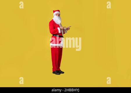 Santa claus gelb lustig stylisch, Strumpfhalter schnell neu, Spaß Hut Zeit zeigt nach vorne Stockfoto