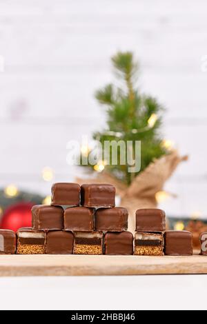 Weihnachtsbonbons namens „Dominosteine“, bestehend aus Lebkuchen, Gelee und Marzipan-Schichten, die mit Schokoladeneisung bedeckt sind Stockfoto