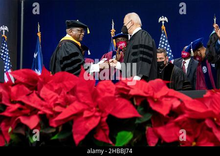 Orangeburg, USA. 17th Dez 2021. Orangeburg, USA. 17. Dezember 2021. US-Präsident Joe Biden stößt bei der Abschlussfeier an der South Carolina State University am 17. Dezember 2021 in Orangeburg, South Carolina, mit dem Rep. Jim Clyburn auf Fäuste. Clyburn absolvierte die Universität vor sechzig Jahren, hatte aber nie die Gelegenheit, an der Eröffnungszeremonie teilzunehmen. Kredit: Erin Scott/Weißes Haus Foto/Alamy Live Nachrichten Stockfoto