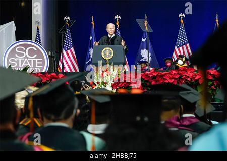 Orangeburg, USA. 18th Dez 2021. Orangeburg, USA. 18. Dezember 2021. US-Präsident Joe Biden hält die Rede zur Eröffnung an der South Carolina State University am 17. Dezember 2021 in Orangeburg, South Carolina. Kredit: Erin Scott/Weißes Haus Foto/Alamy Live Nachrichten Stockfoto