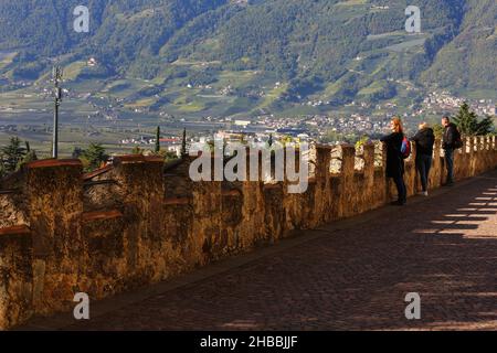 Festungsmauer, Meran, die Gärten von Schloss Trauttmansdorff beeindruckende Perspektiven, exotische Gartenlandschaften, Südtirol, Dolomiten, Italien Stockfoto