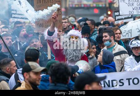 London, Großbritannien. 18th Dez 2021. Zehntausende von Anti-Blockierung- und Anti-Impfstoff-Demonstranten marschieren durch das Zentrum Londons. Kredit: ZUMA Press, Inc./Alamy Live Nachrichten Stockfoto