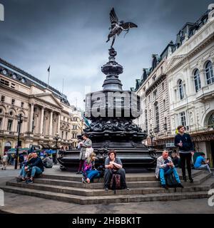 London, Großbritannien - 10. September 2017: Die historische Architektur Londons in Großbritannien am Piccadilly Circus mit vielen Touristen. Stockfoto