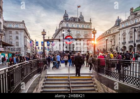 London, Großbritannien - 10. September 2017: Die historische Architektur Londons in Großbritannien am Piccadilly Circus mit vielen Touristen. Stockfoto