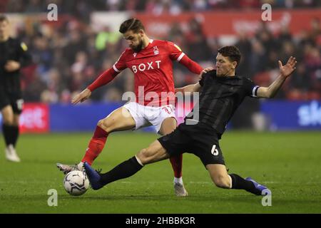 Philip Zinckernagel von Nottingham Forest (links) und Richard Smallwood von Hull City kämpfen während des Sky Bet Championship-Spiels auf dem City Ground, Nottingham, um den Ball. Bilddatum: Samstag, 18. Dezember 2021. Stockfoto