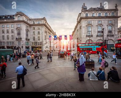 London, Großbritannien - 10. September 2017: Die historische Architektur Londons in Großbritannien am Piccadilly Circus mit vielen Touristen. Stockfoto