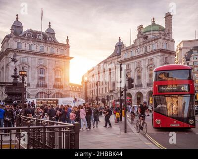 London, Großbritannien - 10. September 2017: Die historische Architektur Londons in Großbritannien am Piccadilly Circus mit vielen Touristen. Stockfoto