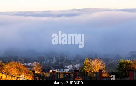 Dundee, Tayside, Schottland, Großbritannien. 18th Dez 2021. UK Wetter: An einem kalten Winternachmittag im Nordosten Schottlands treffen die Temperaturen auf 2 Grad, mit starkem Nebel und Nebel. Die Stadt Dundee ist von einem kalten Nebel umgeben, der sich an einem Dezembertag kilometerweit erstreckt und so einen wunderschönen Winterpanorama vom Law Hill im Stadtzentrum bietet. Kredit: Dundee Photographics/Alamy Live Nachrichten Stockfoto