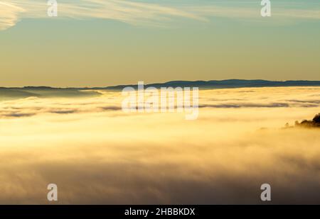 Dundee, Tayside, Schottland, Großbritannien. 18th Dez 2021. UK Wetter: An einem kalten Winternachmittag im Nordosten Schottlands treffen die Temperaturen auf 2 Grad, mit starkem Nebel und Nebel. Die Stadt Dundee ist von einem kalten Nebel umgeben, der sich an einem Dezembertag kilometerweit erstreckt und so einen wunderschönen Winterpanorama vom Law Hill im Stadtzentrum bietet. Kredit: Dundee Photographics/Alamy Live Nachrichten Stockfoto