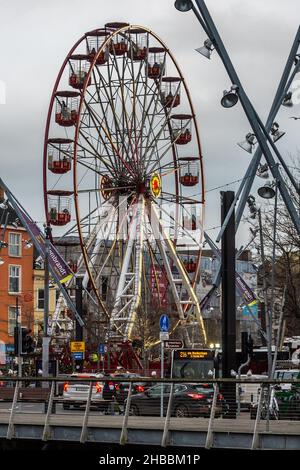 Cork, Irland. 18th Dez 2021. Das Stadtzentrum von Cork war am letzten Samstag vor Weihnachten sehr voll. Tausende von Menschen gingen in die Geschäfte, um Weihnachtsgeschenke zu kaufen, und der Verkehr war überall in der Stadt stationär. Quelle: AG News/Alamy Live News Stockfoto