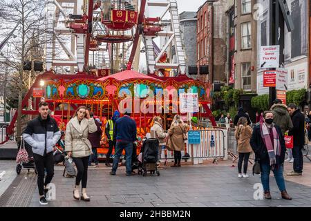 Cork, Irland. 18th Dez 2021. Das Stadtzentrum von Cork war am letzten Samstag vor Weihnachten sehr voll. Tausende von Menschen gingen in die Geschäfte, um Weihnachtsgeschenke zu kaufen, und der Verkehr war überall in der Stadt stationär. Das Glow-Riesenrad sah lange Schlangen. Quelle: AG News/Alamy Live News Stockfoto