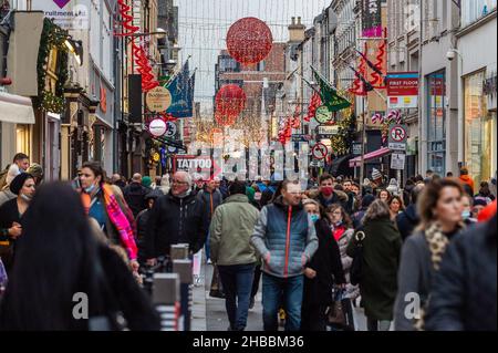 Cork, Irland. 18th Dez 2021. Das Stadtzentrum von Cork war am letzten Samstag vor Weihnachten sehr voll. Tausende von Menschen gingen in die Geschäfte, um Weihnachtsgeschenke zu kaufen, und der Verkehr war überall in der Stadt stationär. Quelle: AG News/Alamy Live News Stockfoto