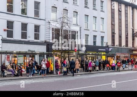 Cork, Irland. 18th Dez 2021. Das Stadtzentrum von Cork war am letzten Samstag vor Weihnachten sehr voll. Tausende von Menschen gingen in die Geschäfte, um Weihnachtsgeschenke zu kaufen, und der Verkehr war überall in der Stadt stationär. Quelle: AG News/Alamy Live News Stockfoto