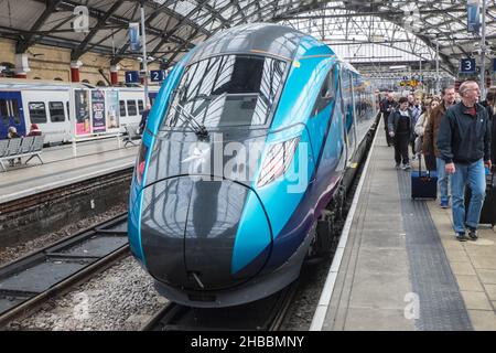 TRANSPENNINE VERLIERT DEN SERVICEVERTRAG AUFGRUND VON SCHLECHTEM SERVICE. Wird verstaatlicht nach Kundenbeschwerden über schlechten Service und ausgesetzte Züge.High Speed,Trans Pennine,Just,Arrived, at,Liverpool,from,Newcastle,die Bahnstrecke zwischen Newcastle und Liverpool wird betrieben von First TransPennine Express,Zug,Firma,Zug,Kutsche,von Newcastle,nach,Liverpool,am,Bahnsteig,Lime Street,Bahnhof,Lime Street,Großbritannien,Nord,Großbritannien,Großbritannien,Großbritannien,Transportwesen,Großbritannien,Großbritannien,Großbritannien,Großbritannien,Großbritannien,Großbritannien,Nord,Großbritannien,Großbritannien,Großbritannien,Großbritannien,Großbritannien,Großbritannien,Großbritannien,Großbritannien,Großbritannien,Großbritannien,Transportwesen Stockfoto