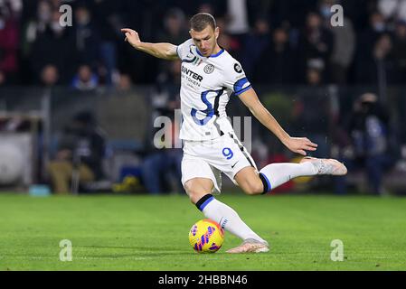 Salerno, Italien. 17th Dez 2021. Edin Dzeko vom FC Internazionale während der Serie Ein Spiel zwischen US Salernitana 1919 und Inter Mailand im Stadio Arechi, Salerno, Italien am 17. Dezember 2021. Kredit: Giuseppe Maffia/Alamy Live Nachrichten Stockfoto