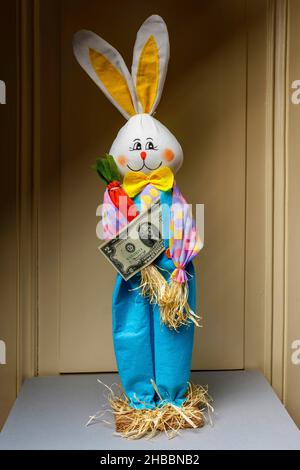 Gefülltes Happy Hase mit einer 2-Dollar-Banknote, Stockfoto