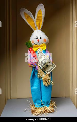 Gefülltes glückliches Kaninchen mit einer Banknote von fünf US-Dollar, Stockfoto