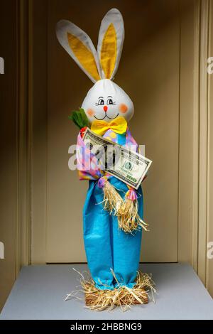 Gefülltes glückliches Kaninchen mit einer Banknote von 1 US-Dollar, Stockfoto