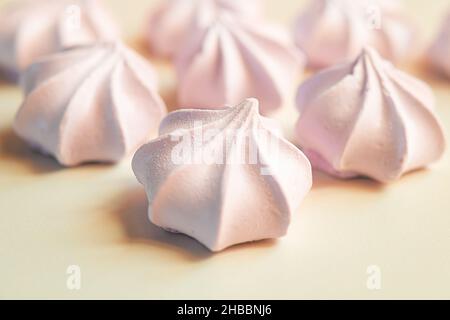 Französische Meringue-Cookies marshmallow zephyr close-up Stockfoto