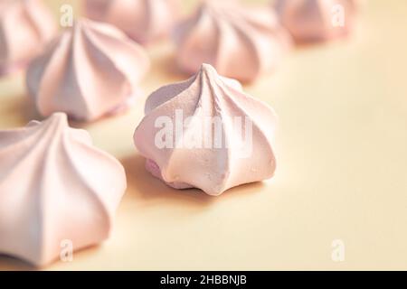 Französische Meringue-Kekse oder Marshallow zephyr auf dem Tisch Stockfoto