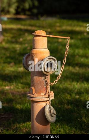 Die oberirdischen Hydranten sind so ausgelegt, dass sie den Wasserbedarf der Behörden im Brandfall in risikoreichen Bereichen decken und schnell auf den Brand reagieren. Stockfoto