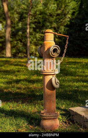 Die oberirdischen Hydranten sind so ausgelegt, dass sie den Wasserbedarf der Behörden im Brandfall in risikoreichen Bereichen decken und schnell auf den Brand reagieren. Stockfoto