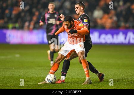 Keshi Anderson #10 von Blackpool hält Oliver Norburn #18 von Peterborough United in, am 12/18/2021. (Foto von Craig Thomas/News Images/Sipa USA) Quelle: SIPA USA/Alamy Live News Stockfoto