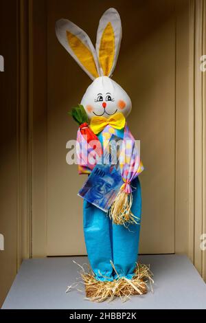 Gefülltes glückliches Kaninchen mit einer Banknote von 1 Franken, Stockfoto