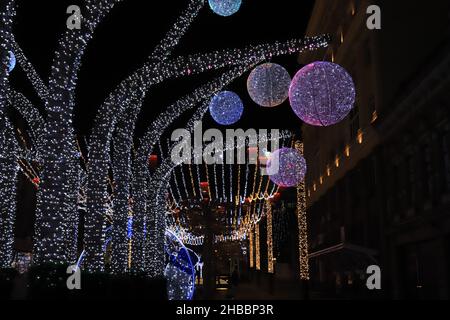 Dekorative LED-Kugellampen beleuchten nachts die Straße. Dekoration für Winterferien im Freien. Schöne lila Lampen, Street Design. Dnipro Stockfoto