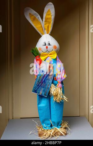 Gefülltes glückliches Kaninchen mit einer Banknote von 1 Franken, Stockfoto