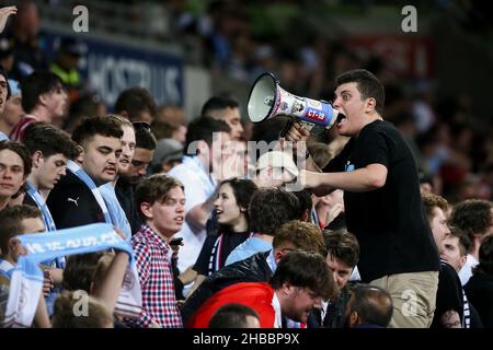 Melbourne, Australien, 18. Dezember 2021. Melbourne City-Fans singen beim A-League-Fußballspiel der Runde 5 zwischen dem Melbourne City FC und dem Melbourne Victory im AAMI Park am 18. Dezember 2021 in Melbourne, Australien. Kredit: Dave Hewison/Speed Media/Alamy Live Nachrichten Stockfoto