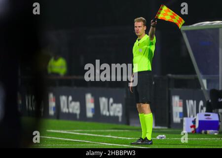 EINDHOVEN, NIEDERLANDE - 18. DEZEMBER: Assistenzschiedsrichter Sjoerd Nanninga während des niederländischen Keuken Kampioen Divisie-Spiels zwischen dem FC Eindhoven und Roda JC im Jan Louwers Stadion am 18. Dezember 2021 in Eindhoven, Niederlande (Foto: Perry vd Leuvert/Orange Picters) Stockfoto