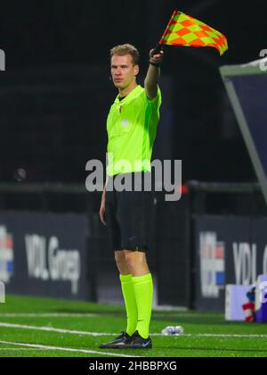 EINDHOVEN, NIEDERLANDE - 18. DEZEMBER: Assistenzschiedsrichter Sjoerd Nanninga während des niederländischen Keuken Kampioen Divisie-Spiels zwischen dem FC Eindhoven und Roda JC im Jan Louwers Stadion am 18. Dezember 2021 in Eindhoven, Niederlande (Foto: Perry vd Leuvert/Orange Picters) Stockfoto